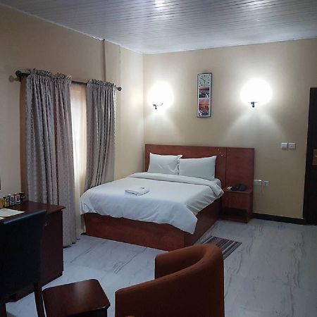 โพรวิเดนซ์ โฮเต็ล แอนด์ สวีท Hotel Abeokuta ภายนอก รูปภาพ